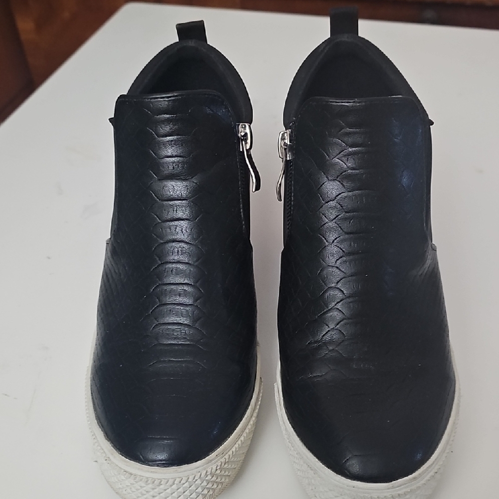 ⚜️Black Textured Ankle Boots with White Sole
